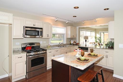 105 W Elm St, Wheaton, IL 60189 photo 2