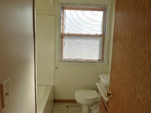 802 Schiller St, Elgin, IL 60123 photo 10