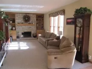 253 Robincrest Ln, Lindenhurst, IL 60046 photo 4