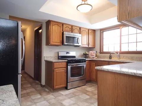 411 Appollo Ct, Wheaton, IL 60189 photo 8