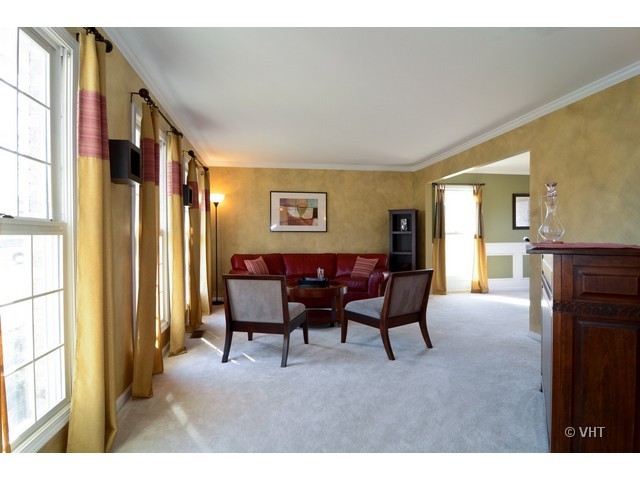 1332 Saddlebrook Rd, Bartlett, IL 60103 photo 2