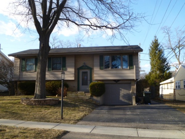 3704 Holly Ln, Rolling Meadows, IL 60008 photo 1