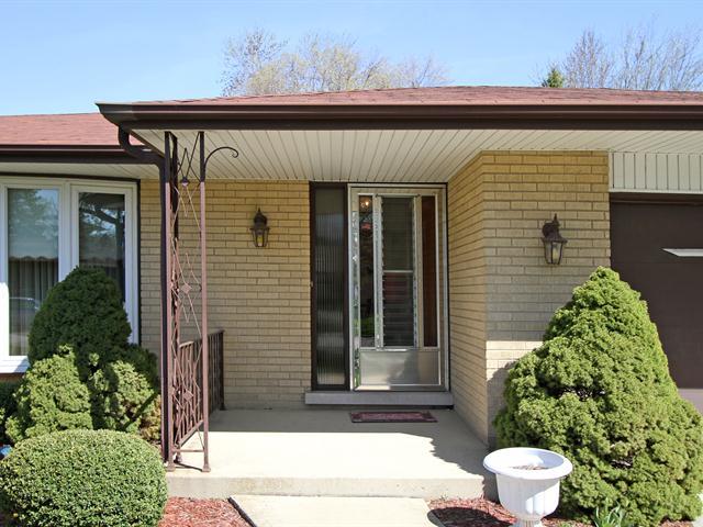 1726 E Aztec Ln, Mount Prospect, IL 60056 photo 2