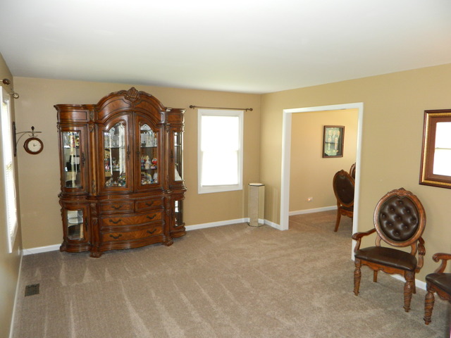 1830 Ridgewood Ln, Hoffman Estates, IL 60192 photo 2