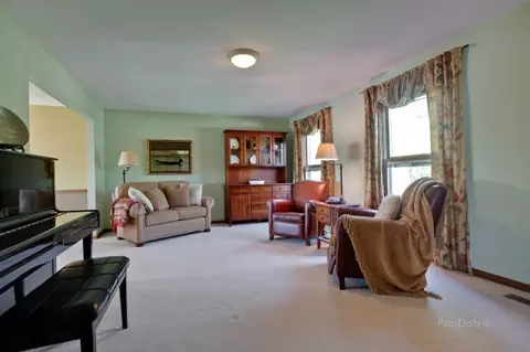 3805 Bordeaux Dr, Hoffman Estates, IL 60195 photo 5