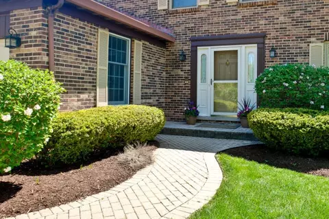 3805 Bordeaux Dr, Hoffman Estates, IL 60195 photo 3