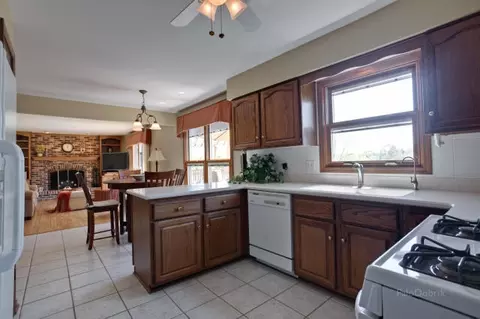 3805 Bordeaux Dr, Hoffman Estates, IL 60195 photo 8