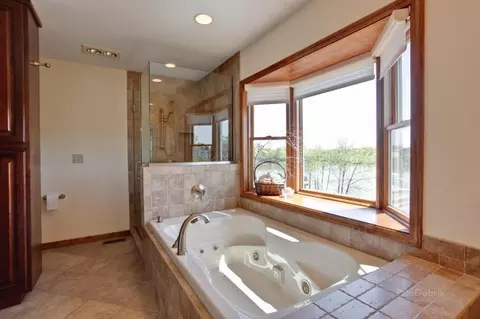 3805 Bordeaux Dr, Hoffman Estates, IL 60195 photo 16