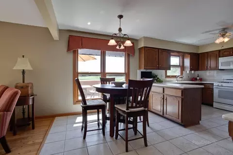 3805 Bordeaux Dr, Hoffman Estates, IL 60195 photo 10