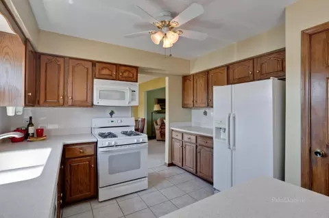 3805 Bordeaux Dr, Hoffman Estates, IL 60195 photo 9