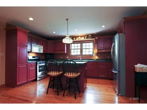 9802 Fox Bluff Ln, Spring Grove, IL 60081 photo 2