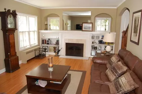 307 E 11th St, Lockport, IL 60441 photo 2