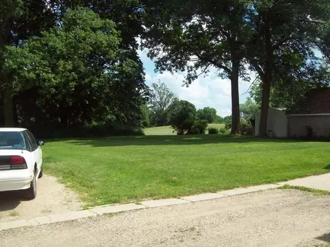 143 S Main St, Walnut, IL 61376 photo 2