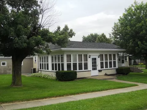330 W Devlin St, Spring Valley, IL 61362 photo 1