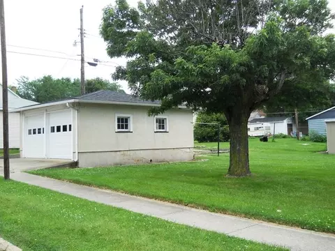 330 W Devlin St, Spring Valley, IL 61362 photo 3