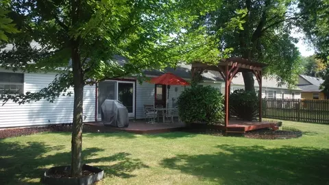 135 Circle Dr E, Montgomery, IL 60538 photo 4