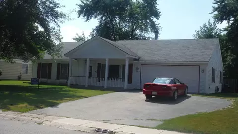135 Circle Dr E, Montgomery, IL 60538 photo 2