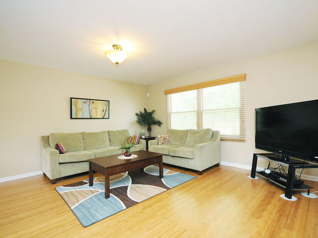 136 Coral Ln, Wheeling, IL 60090 photo 2