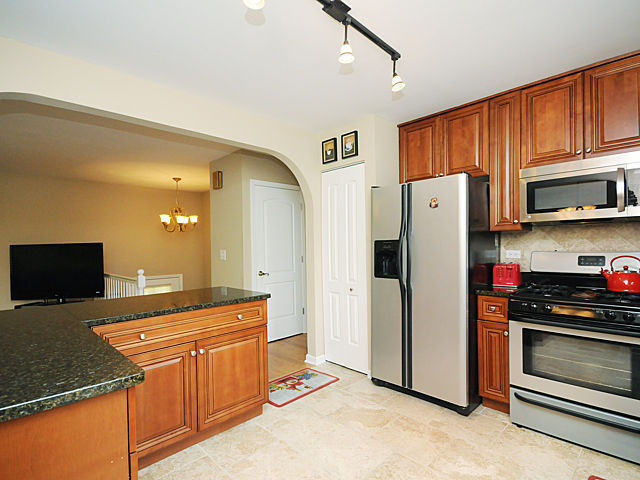 136 Coral Ln, Wheeling, IL 60090 photo 4