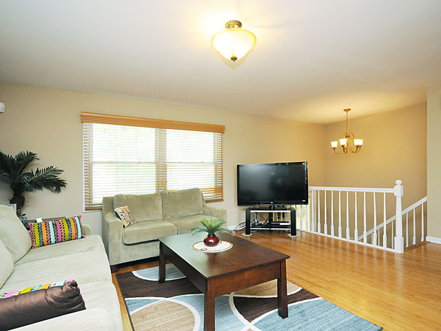 136 Coral Ln, Wheeling, IL 60090 photo 1