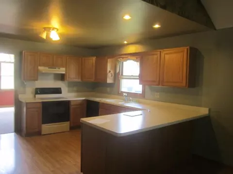 147 Valley View Dr, Seneca, IL 61360 photo 2