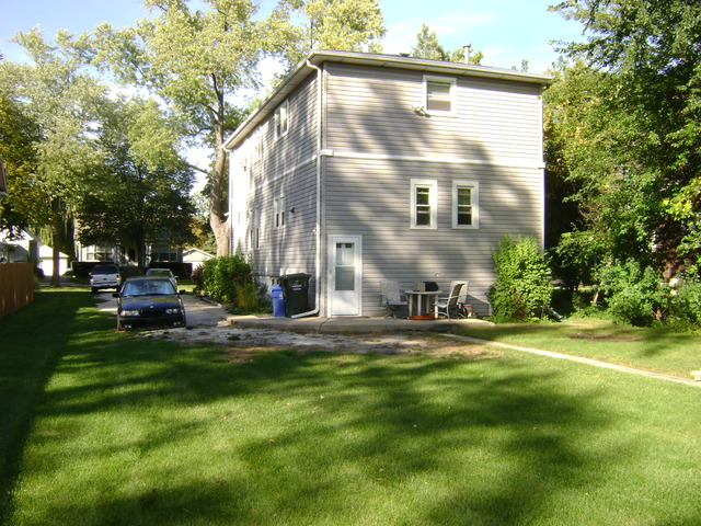 1673 Whitcomb Ave, Des Plaines, IL 60018 photo 3
