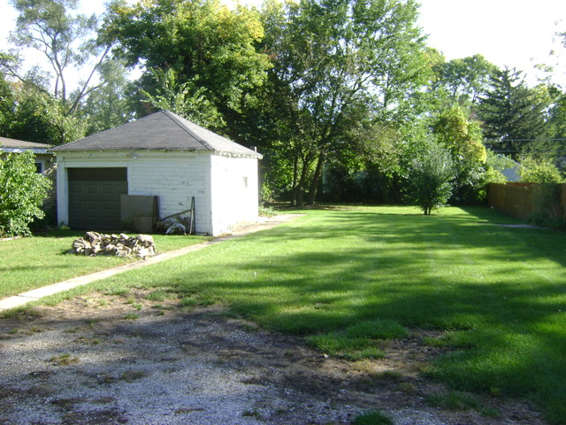 1673 Whitcomb Ave, Des Plaines, IL 60018 photo 1