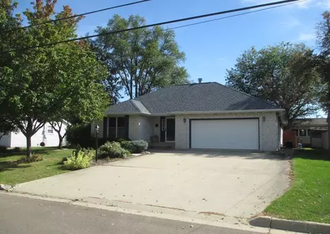 2932 Seventh St, Peru, IL 61354 photo 1