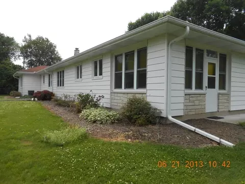 329 E Lincoln St, Seneca, IL 61360 photo 2