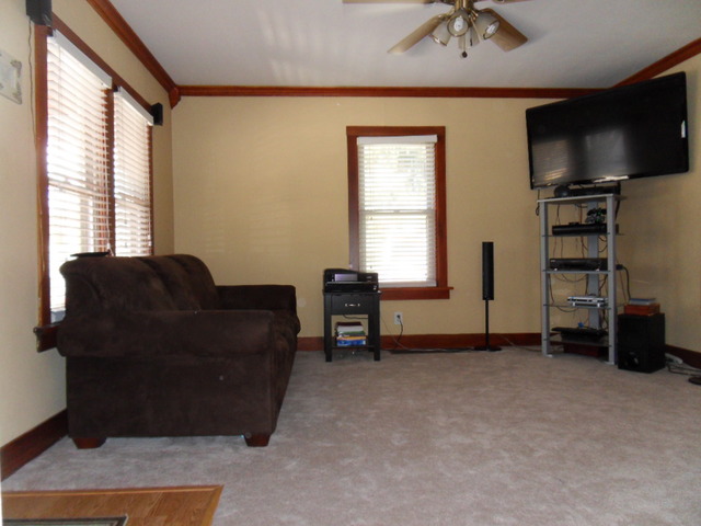 819 Spruce St, Aurora, IL 60506 photo 4