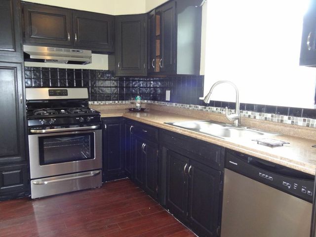 1052 S 4th St, Aurora, IL 60505 photo 2