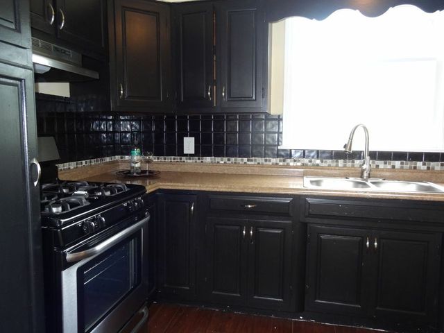 1052 S 4th St, Aurora, IL 60505 photo 3