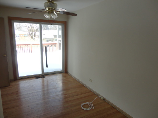 184 S Jane Dr, Elgin, IL 60123 photo 2