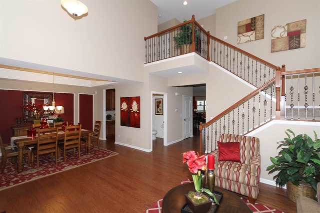425 W Amberside Dr, Elgin, IL 60124 photo 2