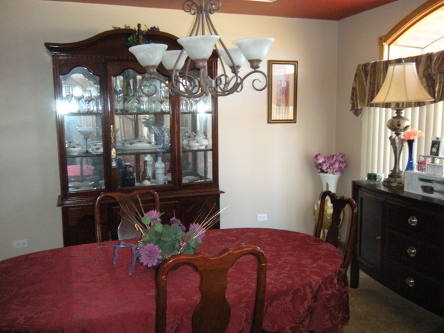 905 Willow Rd, Matteson, IL 60443 photo 3