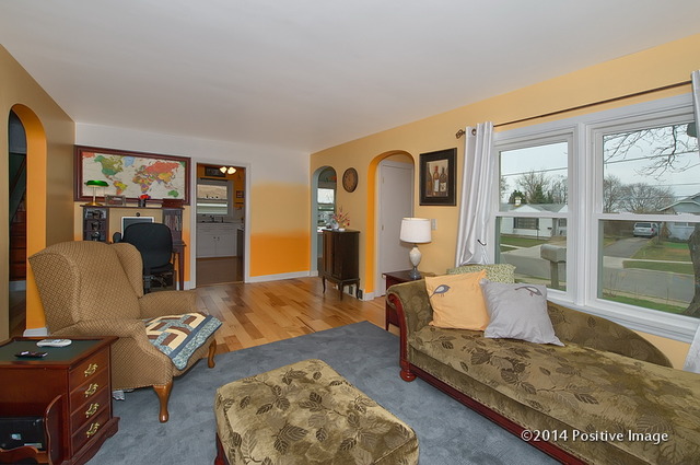574 Adams St, Elgin, IL 60123 photo 3
