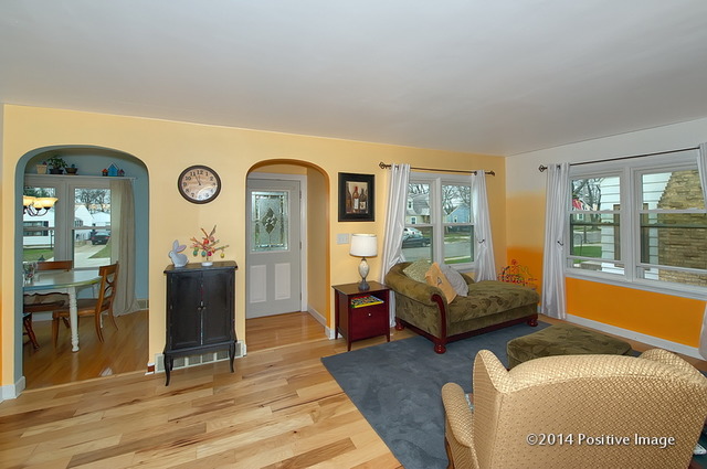 574 Adams St, Elgin, IL 60123 photo 2