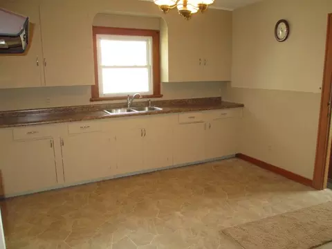 718 10th St, Peru, IL 61354 photo 2