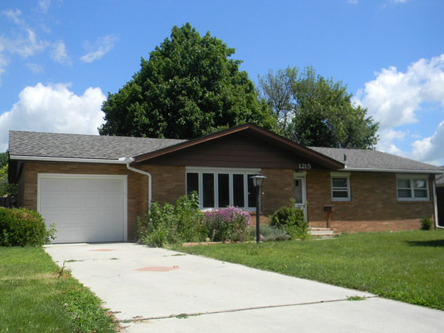 1215 Sunset Dr, Peru, IL 61354 photo 1