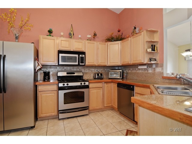 1044 Willow Bay, Elgin, IL 60123 photo 2