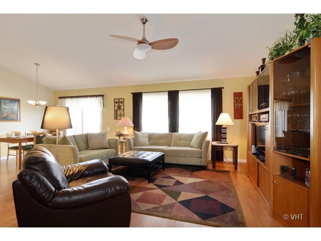 1044 Willow Bay, Elgin, IL 60123 photo 1