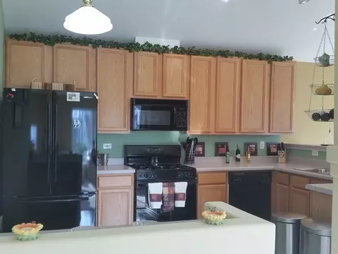 2250 Daybreak Dr, Aurora, IL 60503 photo 4