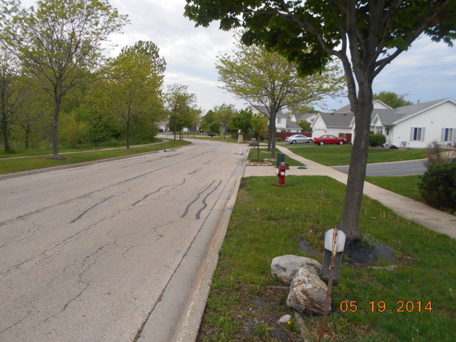 526 Maple Dr, Streamwood, IL 60107 photo 2