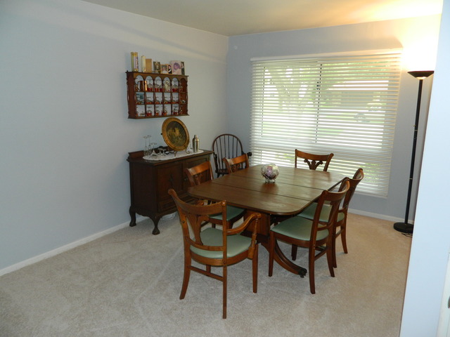 1945 Larchmont Rd, Hoffman Estates, IL 60169 photo 2