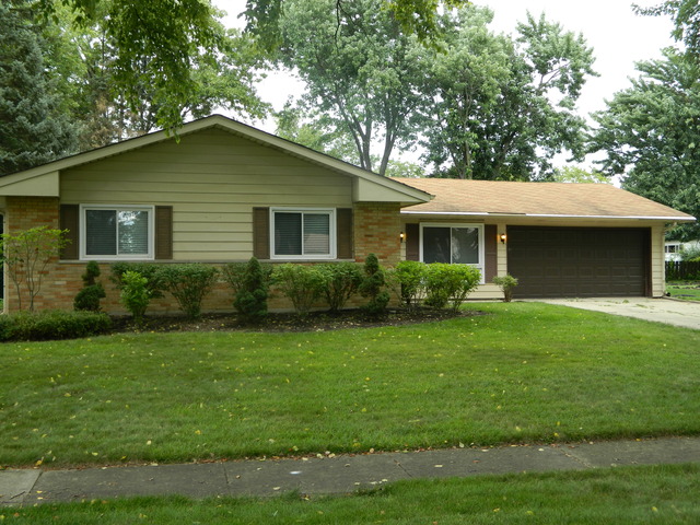 1945 Larchmont Rd, Hoffman Estates, IL 60169 photo 1