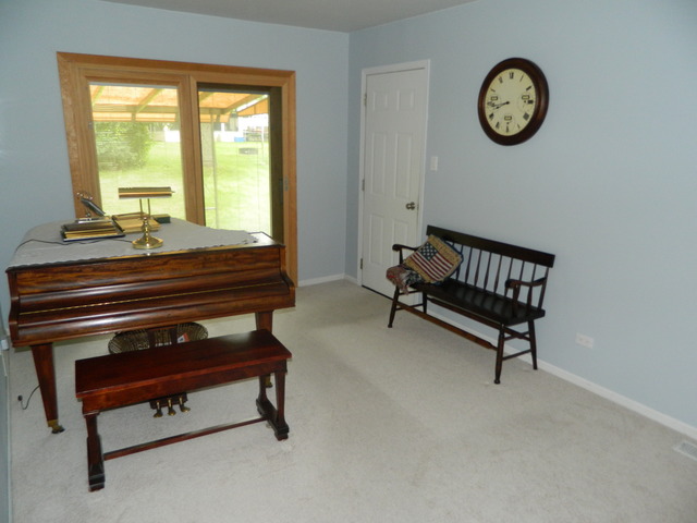 1945 Larchmont Rd, Hoffman Estates, IL 60169 photo 3