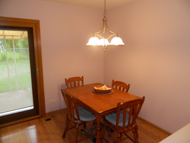 1945 Larchmont Rd, Hoffman Estates, IL 60169 photo 4