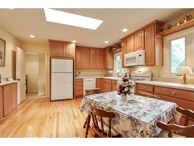 2439 E Ballard Rd, Des Plaines, IL 60016 photo 4