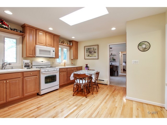 2439 E Ballard Rd, Des Plaines, IL 60016 photo 3