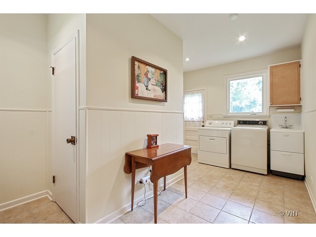 2439 E Ballard Rd, Des Plaines, IL 60016 photo 9